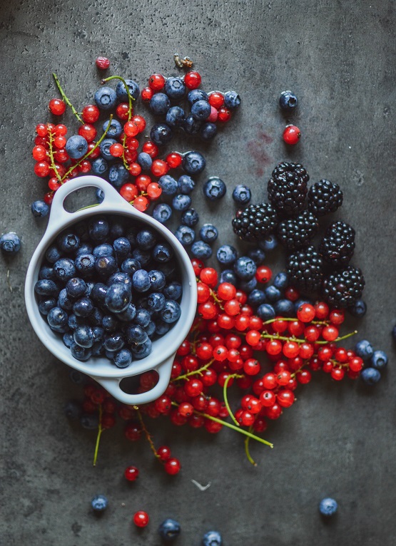 Arándanos y frutos del bosque - Unsplash Maja Vuji