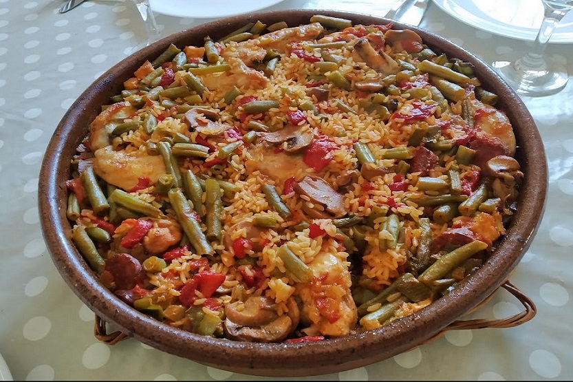 En este momento estás viendo Arroz a la cazuela con pollo, estilo Charo