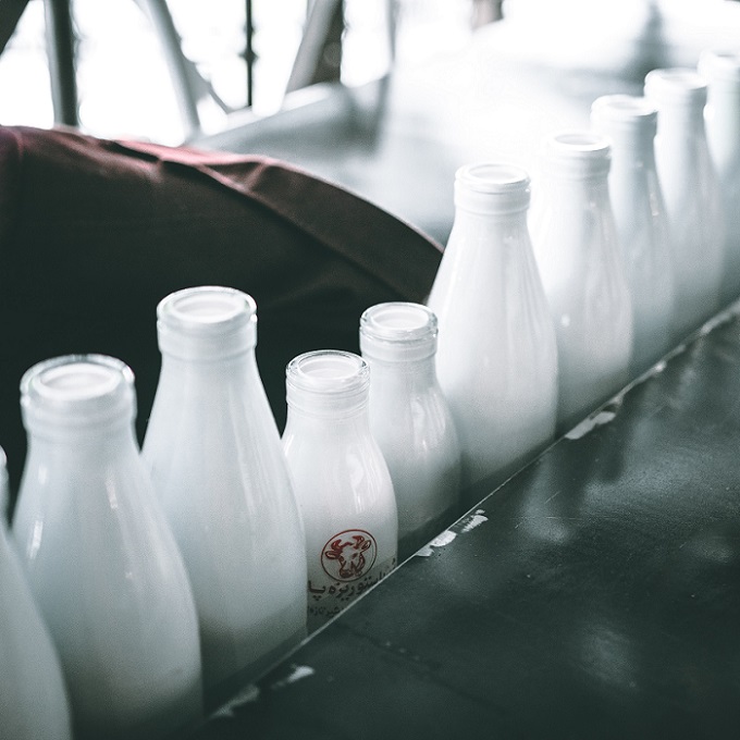 Bebidas vegetales y leche - Unsplash Mehrshad Rajabi