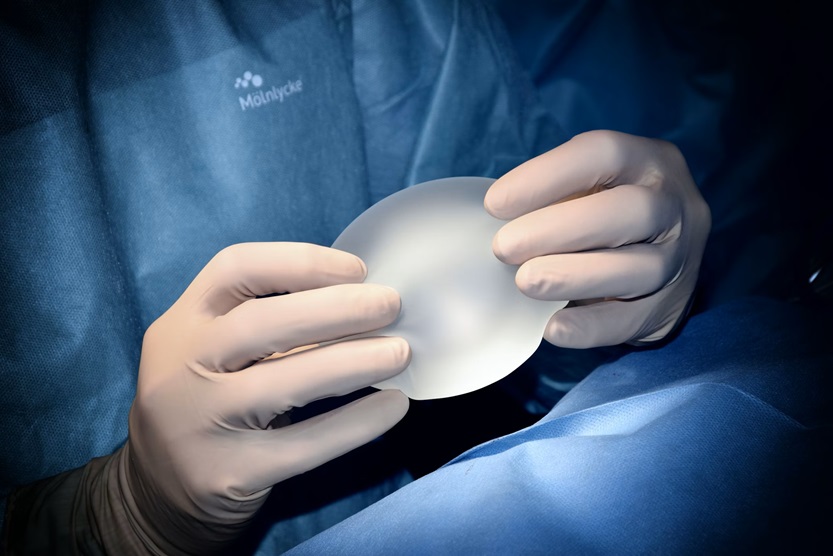Cirugía de mamas Cirujano con prótesis de mama (Philippe Spitalier Unsplash)