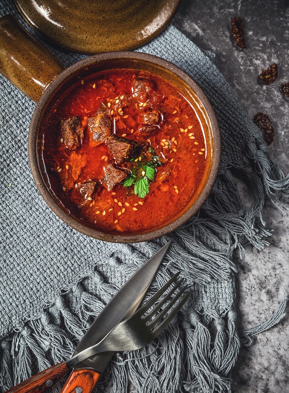 Carne con tomate