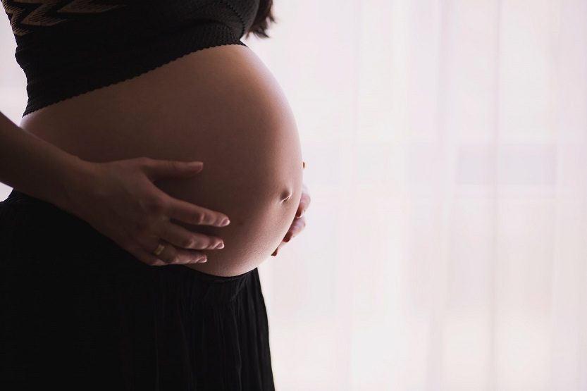 Diástasis abdominal tras embarazo - Unsplash Freestocks