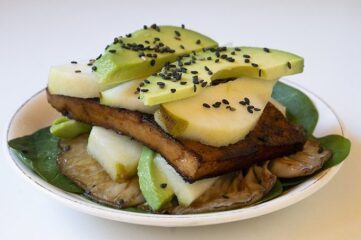 Tofu, ensalada con fruta