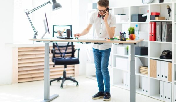 Ergonomía con los escritorios y sillas de eleva