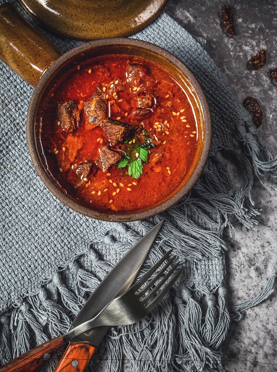 Guiso de carne de cordero con tomate - Unsplash Ting Tian