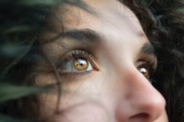 Lágrimas artificiales o gotas para los ojos secos