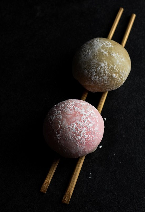 Mochi en palillos de bambú - Unsplash