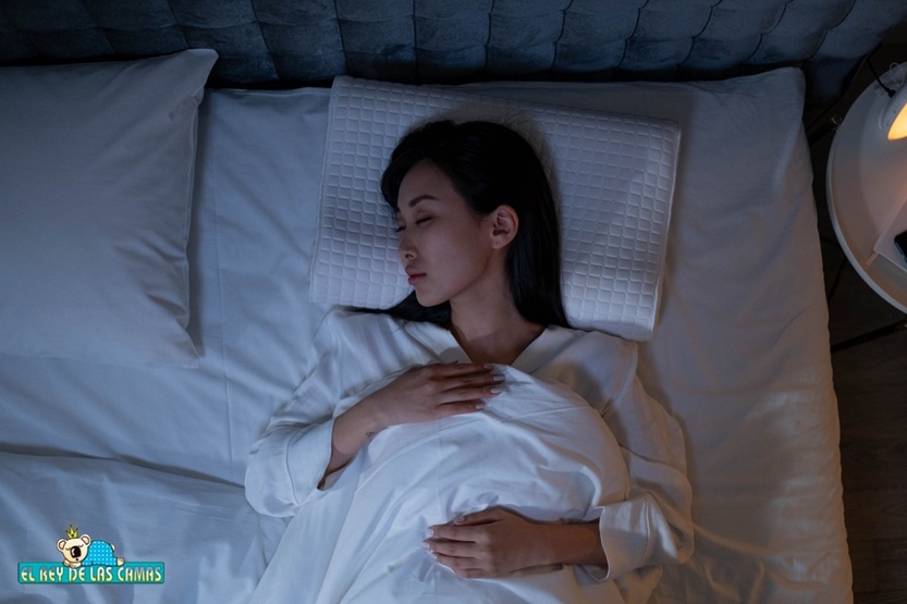 Mujer descansando en la cama