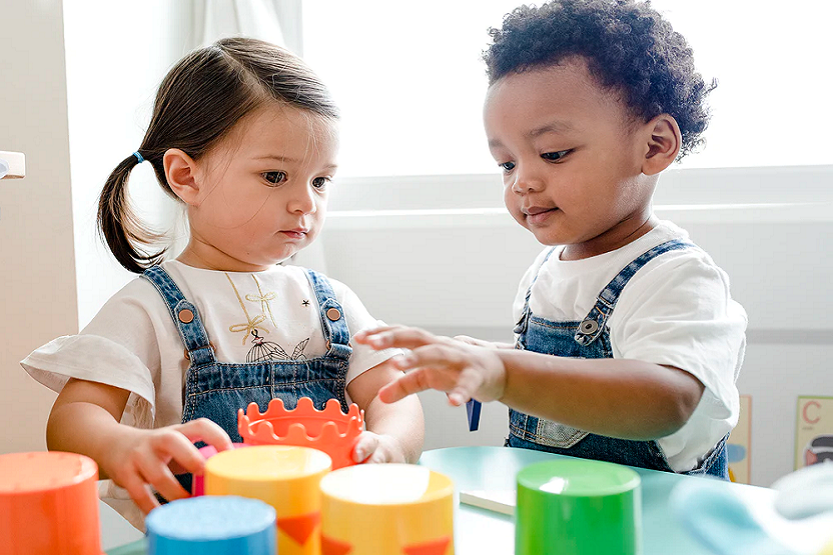 Niños jugando - Rawpixel