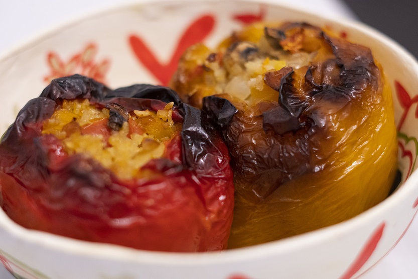 Plato de pimientos rellenos de arroz al horno