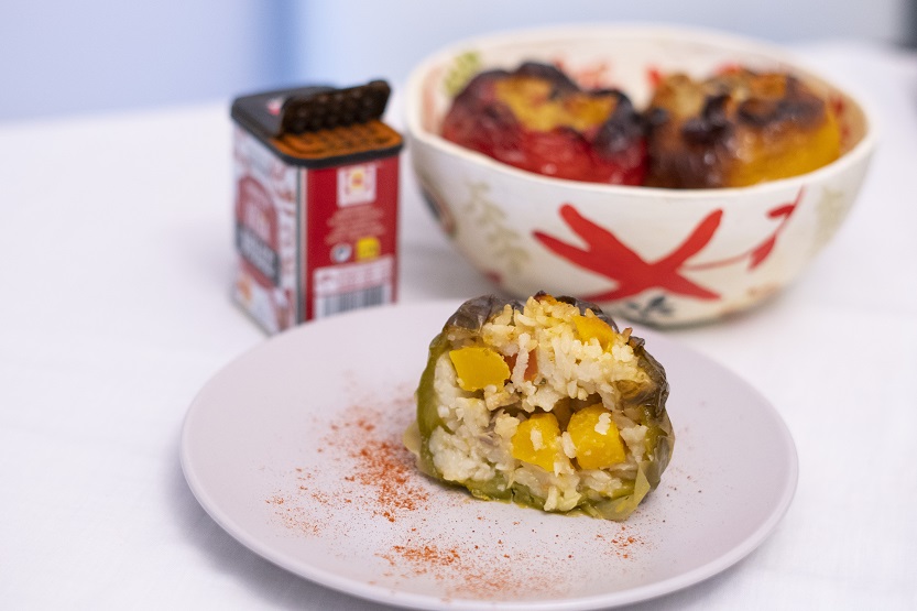 Preparación de pimientos rellenos arroz al horno  