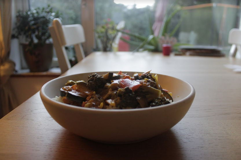 Plato de curry con verduras - Saludteca