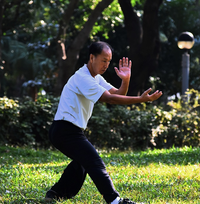 Práctica de Tai Chi en parque - Unsplash Mark Hang Fung