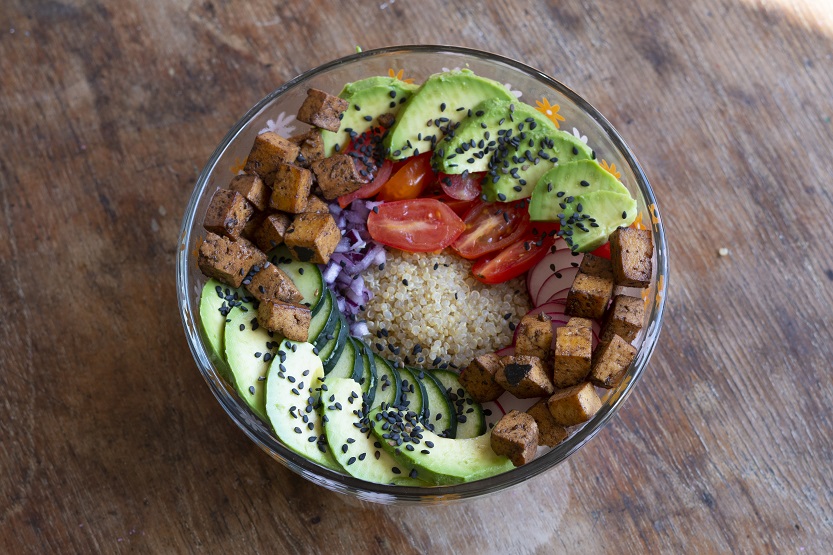 En este momento estás viendo Poke bowl de quinoa y tofu