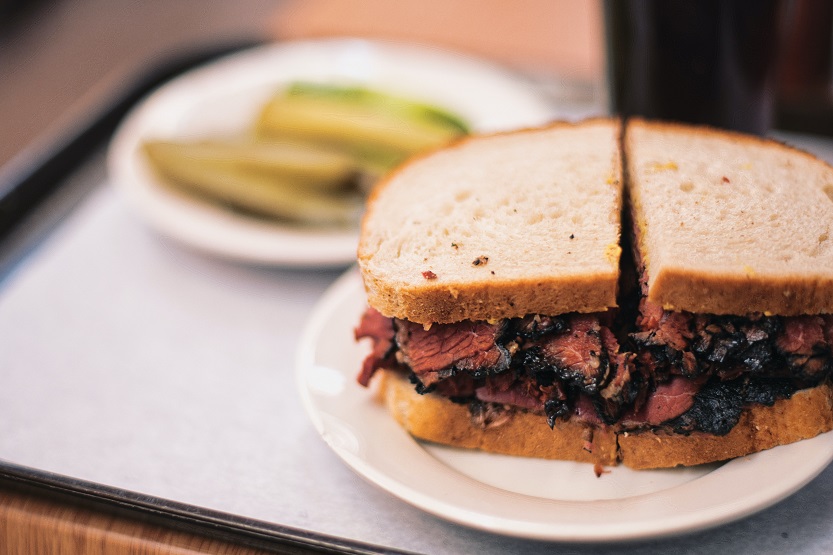 Lee más sobre el artículo Pastrami, la carne que volvió de Nueva York