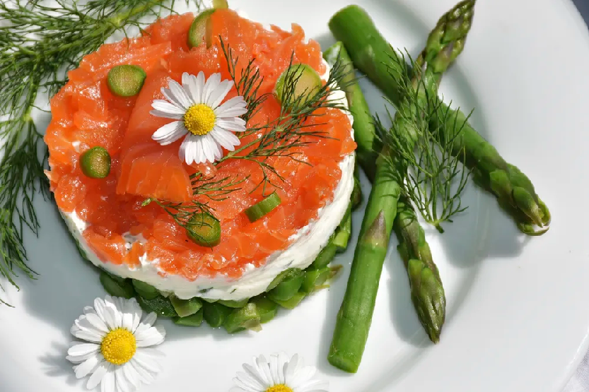 Tartar de salmón y aguacate - rawpixel