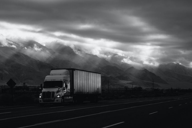Transportistas y red E100 . Unsplash Robson Hatsukami Morgan