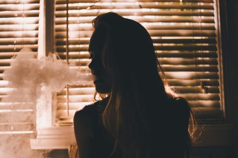 Vapeo y cigarrillo electrónico - Unsplash Gage-Walker